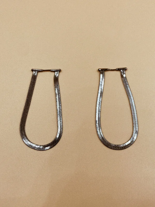 Ladies Earrings Simple Style-Viper Short Flat Chain Earrings in Gunmetal